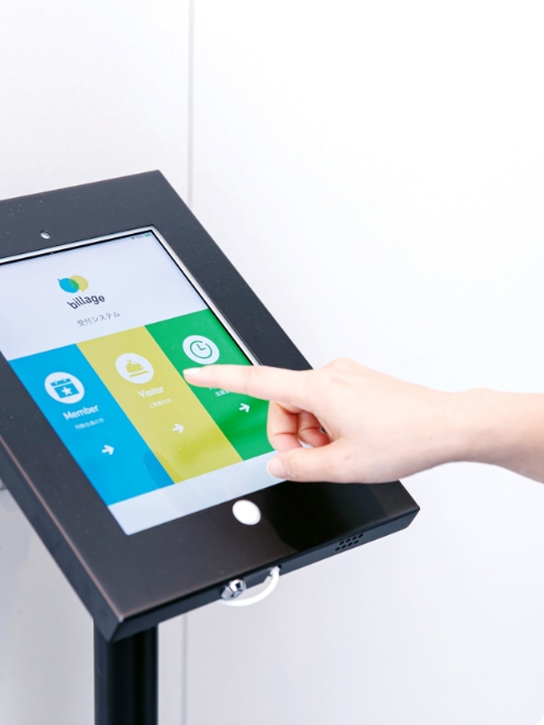 iPadで顔認証を解除しているイメージ