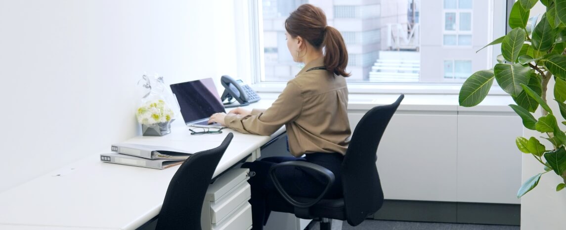 billageで女性がPCに向かって作業をしている様子